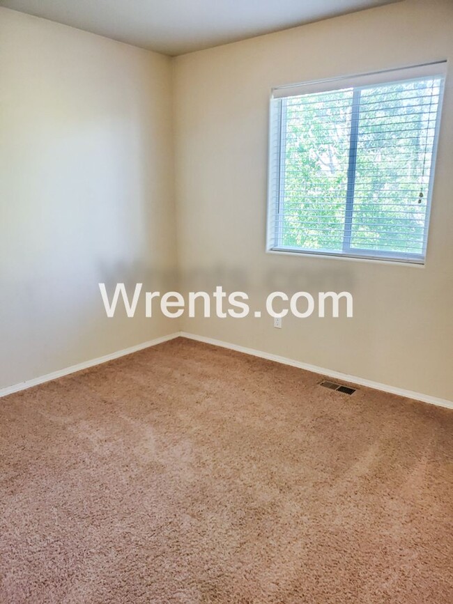 Building Photo - Beautiful 2 Story Home!