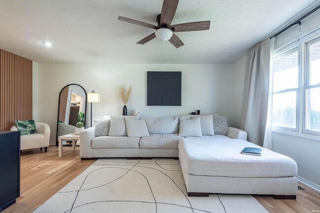Building Photo - Available Now!  3BR 2BA Southside Neighborhood.
