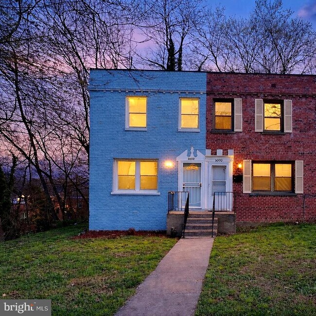 Building Photo - 5000 Just St NE