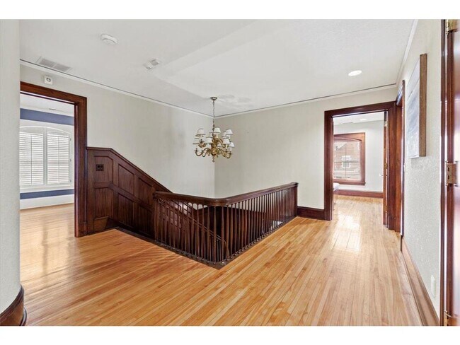 Building Photo - 1724 Summit Ave S