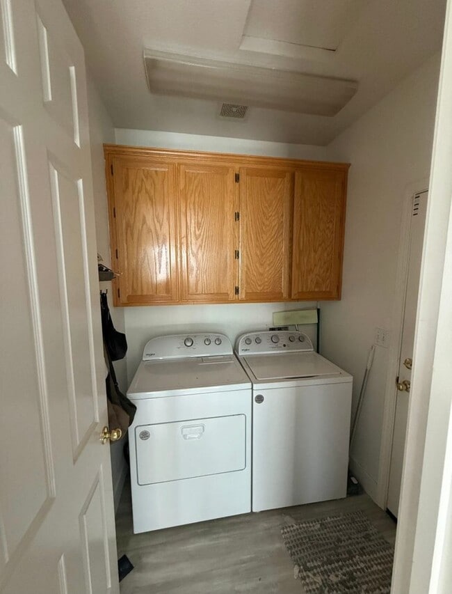 Building Photo - MOVE IN SPECIAL: 1/2 OFF 2ND MONTHS RENT Adorable 3 bedroom 2 bath home