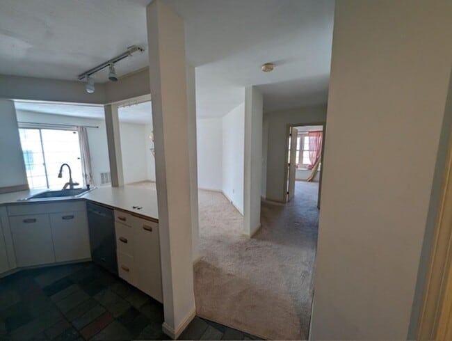 Building Photo - 2 Bed 1 Bath Second Floor Corner Unit