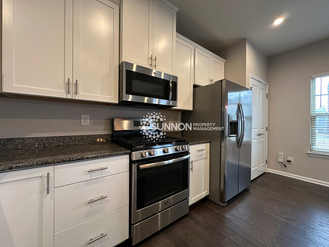 Building Photo - Beautiful 3 Bed Townhome in Eagle Lake Sub...