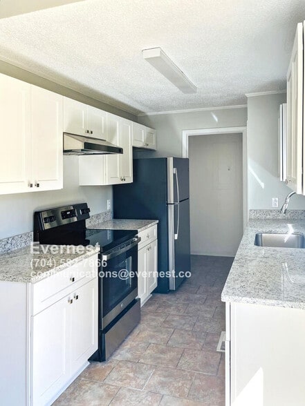 Building Photo - 3100 Chenango Dr