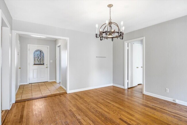 Building Photo - 805 Wilma St