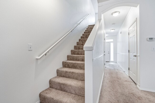 Building Photo - Beautiful Townhome in the Highly Desirable Oak Hills community!