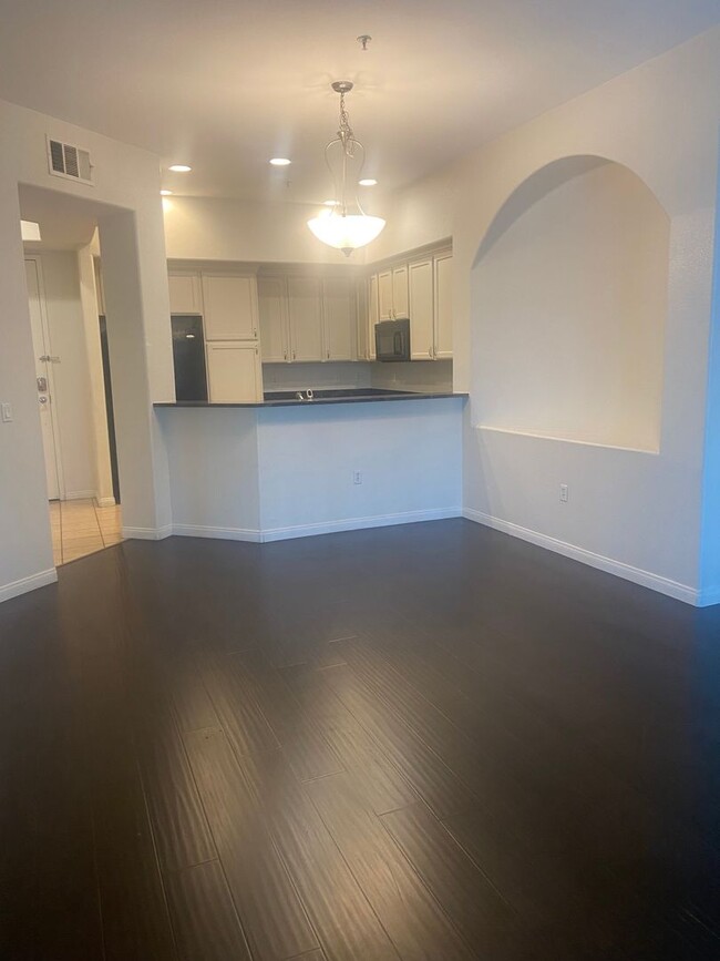 Building Photo - Amazing 2 bedroom condo on the South Strip