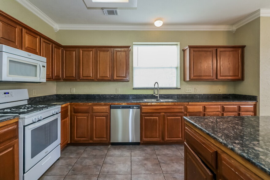 Building Photo - 20407 Avery Point Dr