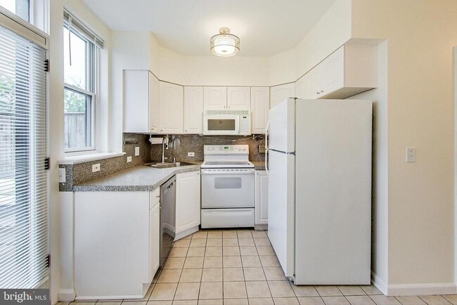 Building Photo - 1749 L St NE