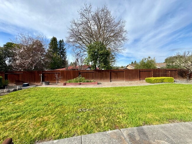 Building Photo - Spacious three bedroom home in desirable Windsor neighborhood!