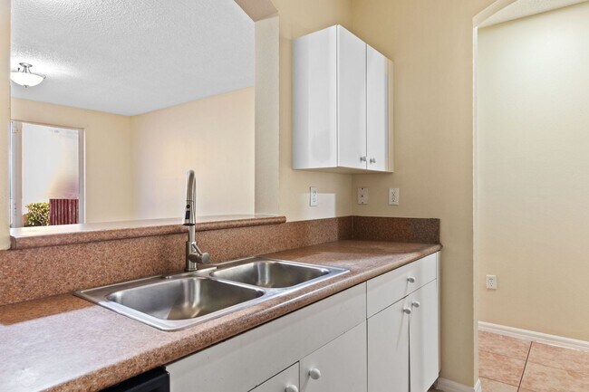 Building Photo - Spacious 3-bedroom, 3-bathroom home