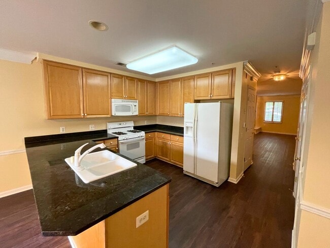 Building Photo - Beautiful 2BR, 2.5BA Townhouse Style Condo Near Old Town Alexandria