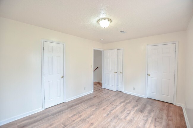 Building Photo - Pet Friendly Two Bedroom!