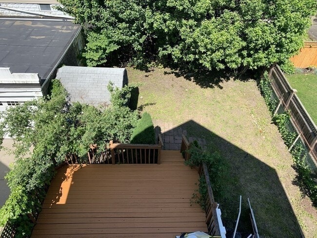 Building Photo - 19 Perry St