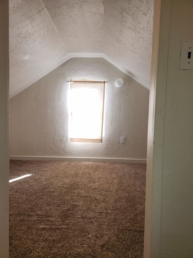 Building Photo - 4 Bedroom 1 Bath House