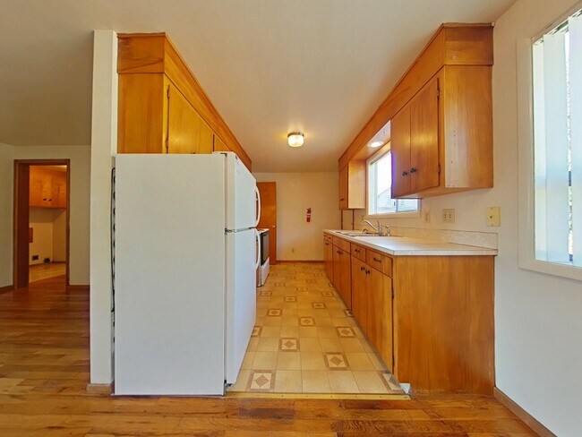 Building Photo - 2 Bedroom Duplex ~ Close to Campus ~ Cat F...