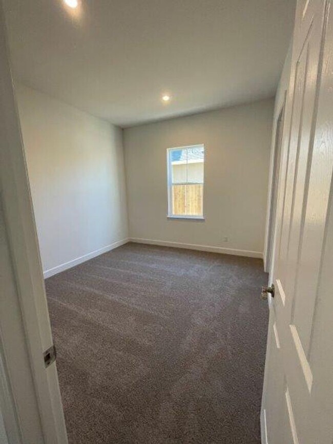 Building Photo - Fabulous Single Level 4 Bedroom in 95757