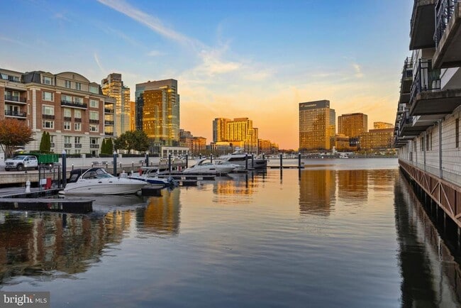 Building Photo - 900 Valencia Ct