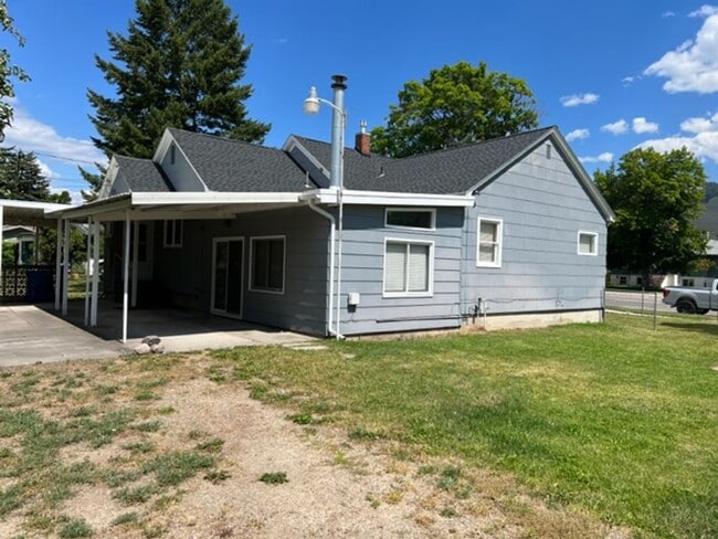 Building Photo - Centrally Located 2 Bed With Washer/Dryer Hookups