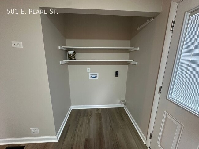 Building Photo - 501 E Pearl St