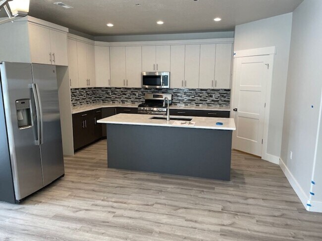 Building Photo - 4 bedroom/2.5 bathroom House in West Point