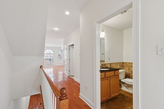 Building Photo - Beautiful 3 bedroom house with Private bac...