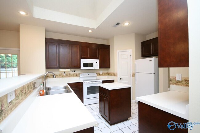 Building Photo - 215 River Oaks Dr