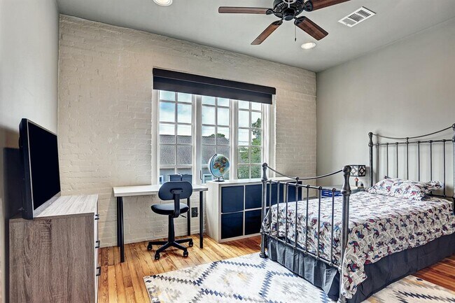 Building Photo - 808 Coronado St