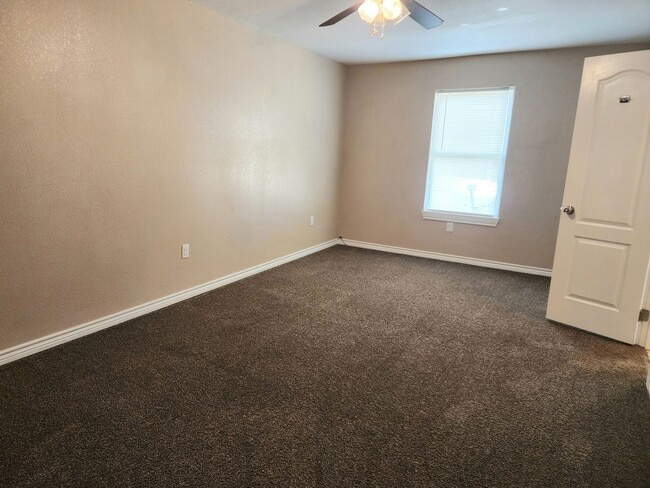 Building Photo - 412 W University Dr