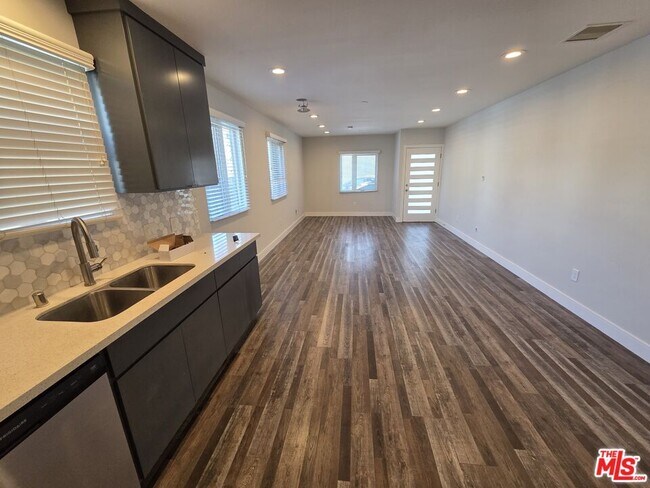 Building Photo - 1255 N Kingsley Dr