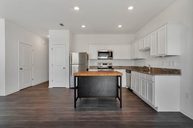 Building Photo - 840 Grandin St