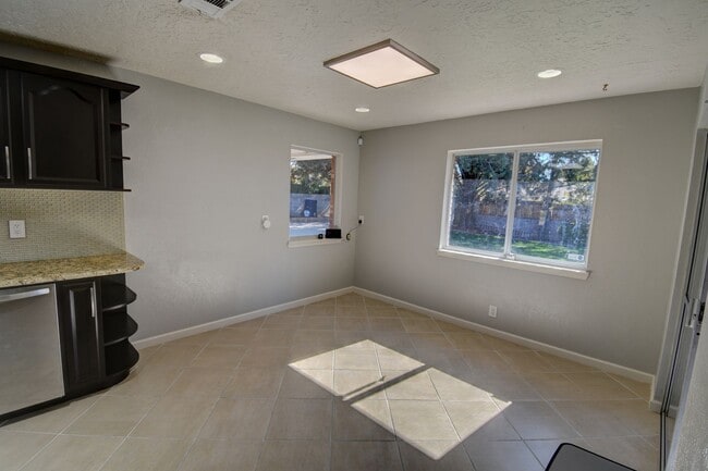 Building Photo - Beautiful Estate in the Heart of the NE Heights