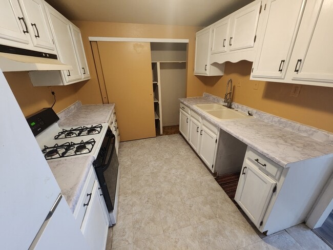 Building Photo - 677 Bridger Dr