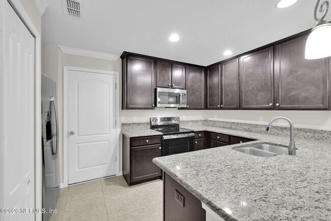 Building Photo - 452 Walnut Dr