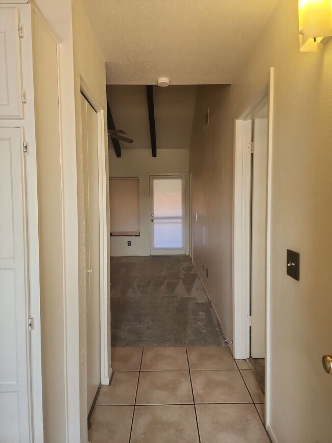 Building Photo - "Charming 2-Bed/1-bath in Phoenix with Cozy 704 Sq Ft Layout – Your Perfect Retreat in Phoenix!" ...