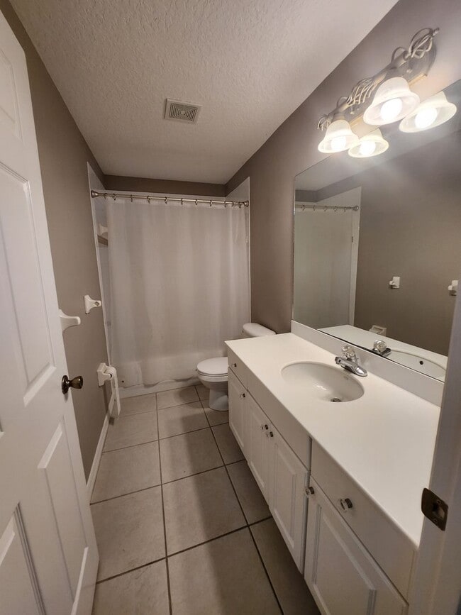 Building Photo - 3 BEDROOM 2 BATH HOME ACROSS FROM BEACH !!!