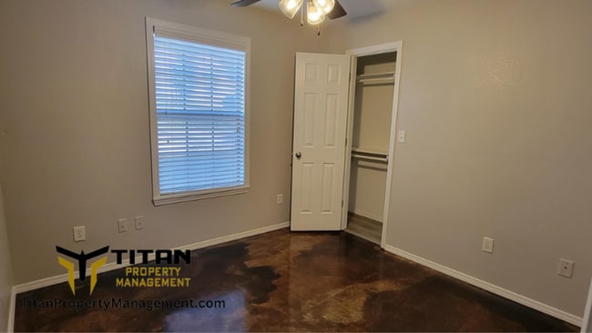 Building Photo - 3b/2b house