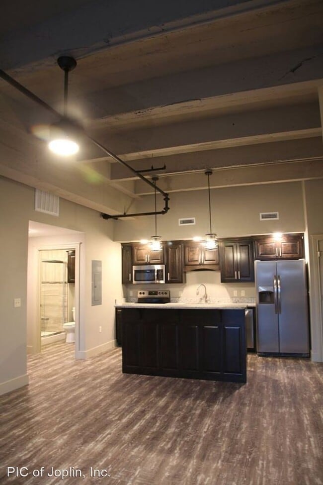 Building Photo - 702 S Wall Ave