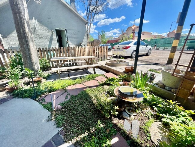 Building Photo - Charming Historic Condo in the Heart of Up...