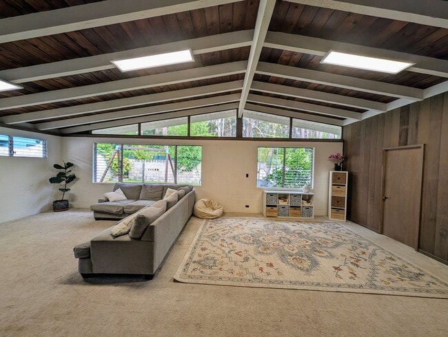 Building Photo - Country living in the City - Huge bonus room, entertainment deck, covered lanai and lots of storage.