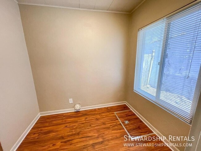 Building Photo - 1376 W 6th Ave