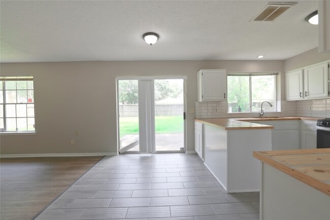 Building Photo - 15918 Pinyon Creek Dr