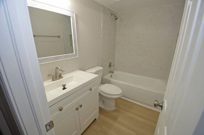 Building Photo - 2 Bed 1.5 Bath Townhome Warr Acres/Bethany