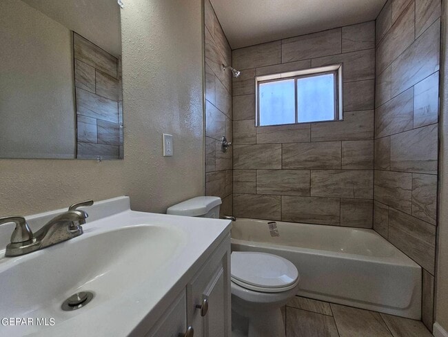 Building Photo - 6005 Tampa Ave