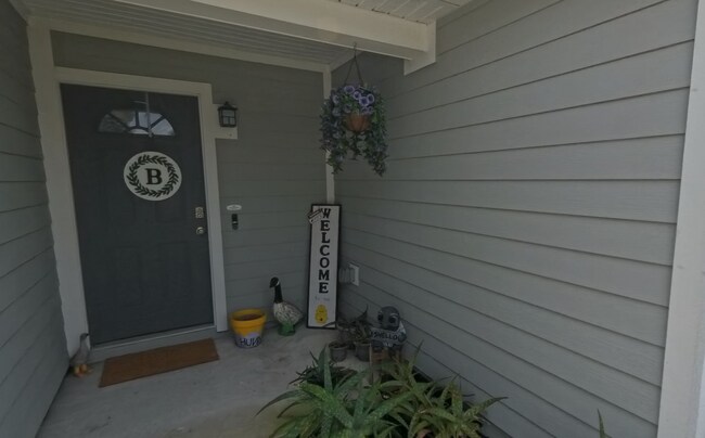 Building Photo - "Charming 3-Bed, 2-Bath Home Oasis in Jacksonville's Heart!"