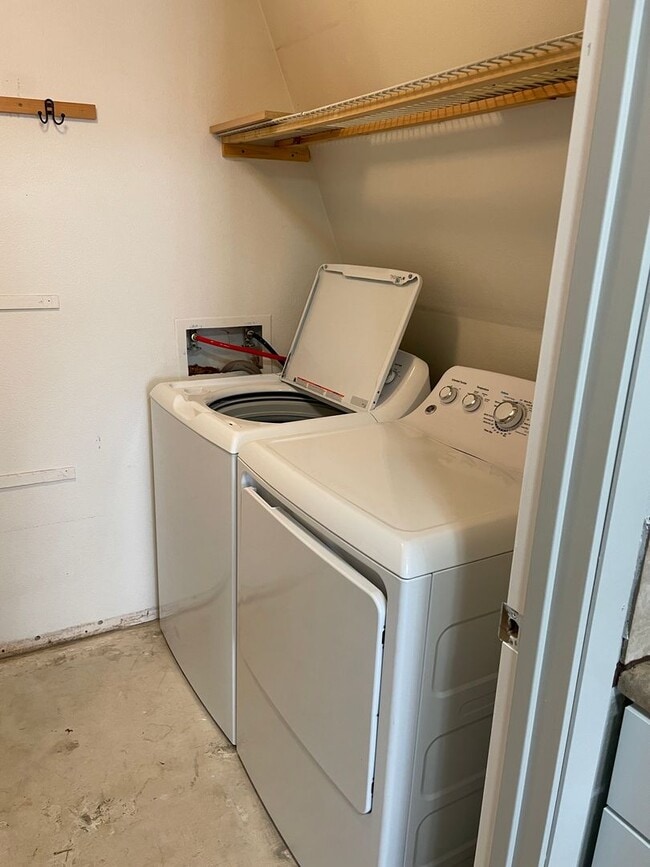 Building Photo - 2 bedroom, 1.5 bath 1,484 sqft