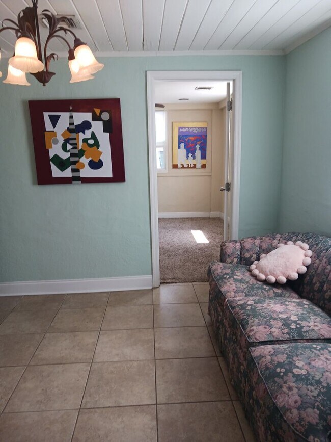 Building Photo - Charming 3 Bedroom, 2 Bathroom Home for Re...