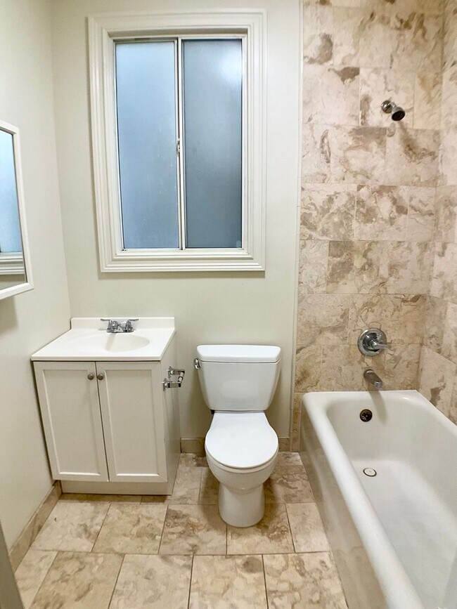 Building Photo - 1BR/1BA. Bay Windows, Laundry On-Site. GAR...