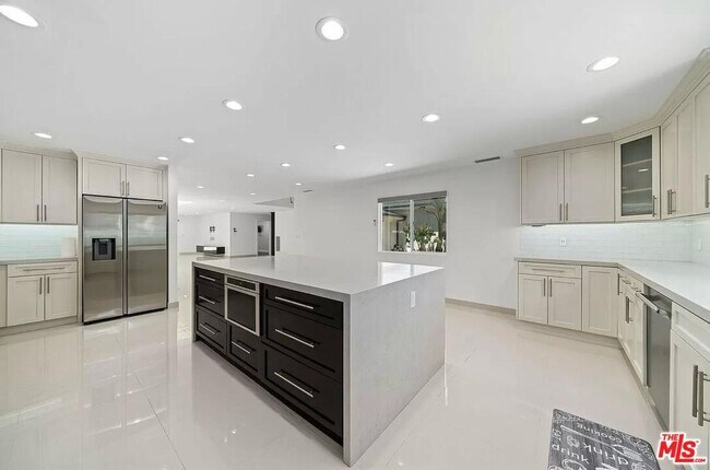 Building Photo - 6243 Berquist Ave