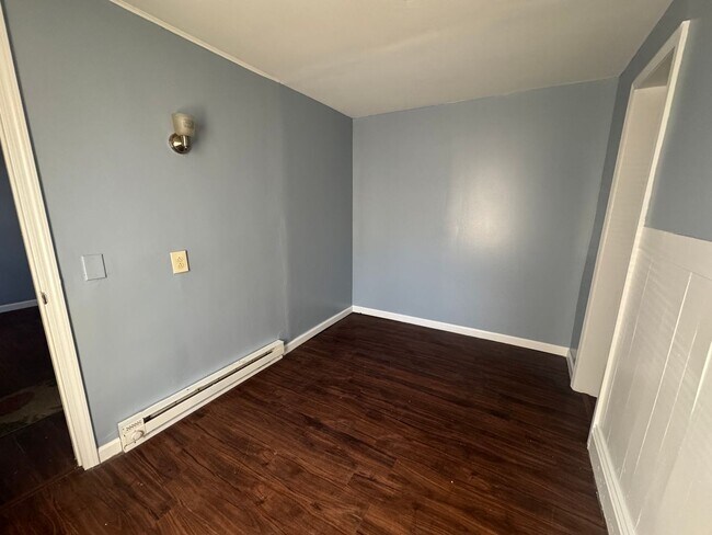 Building Photo - 120 N Main St